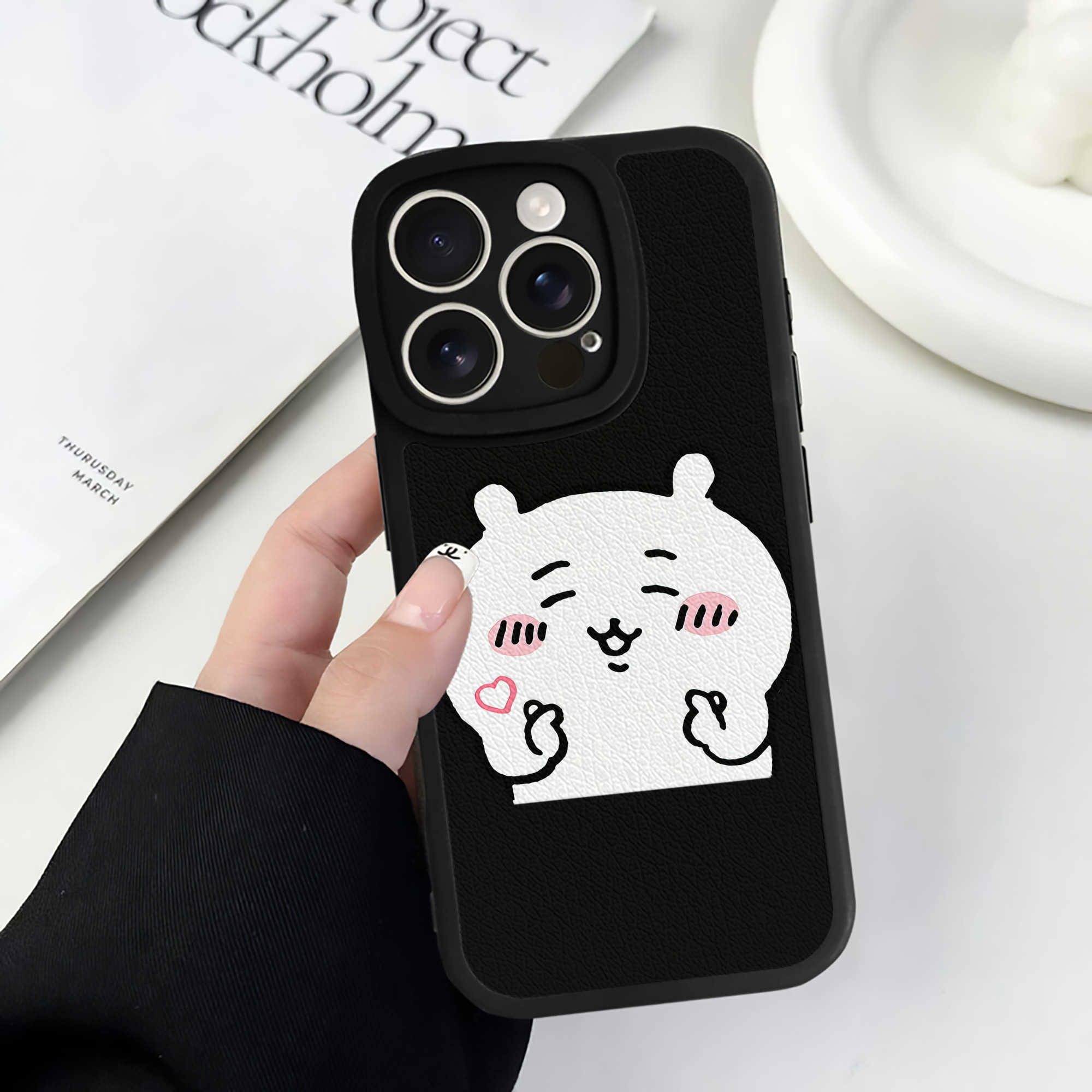 （画像用） ちいかわ ちいかわ Chii-kawa chiikawa 【iPhone 16シリーズ対応】シリコンスマホケース（レザー調） 材質：シリコン